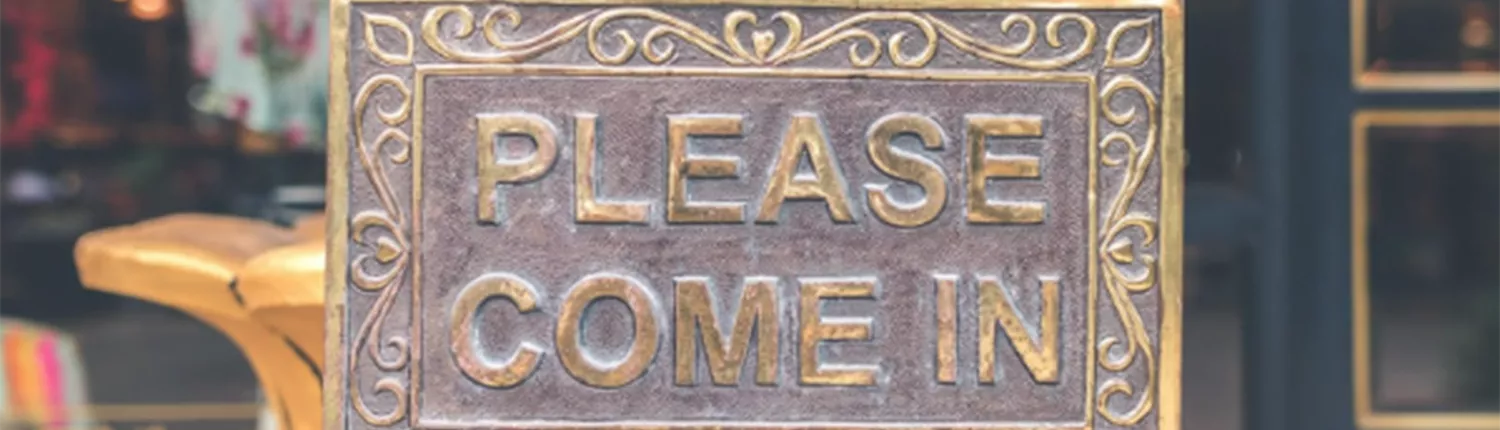 bord met sierlijke letters: please come in